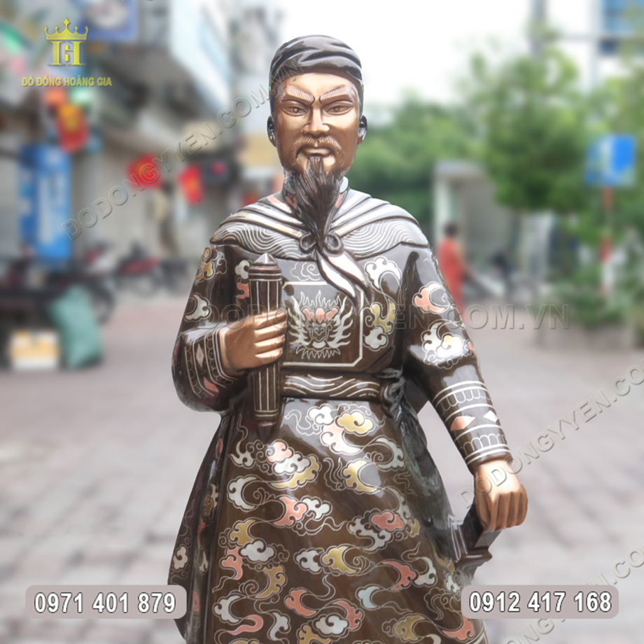 Tượng Trần Quốc Tuấn được chế tác một cách chuyên nghiệp và tỉ mỉ, nét mặt của pho tượng rõ sự can đảm anh dũng của Hưng Đạo Vương